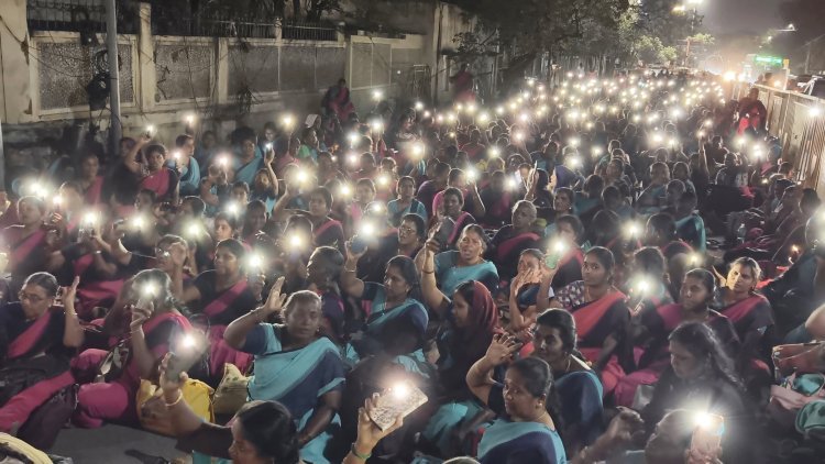 செல்போன் வெளிச்சத்தில் போராடிய அங்கன்வாடி சத்துணவு ஊழியர்கள்