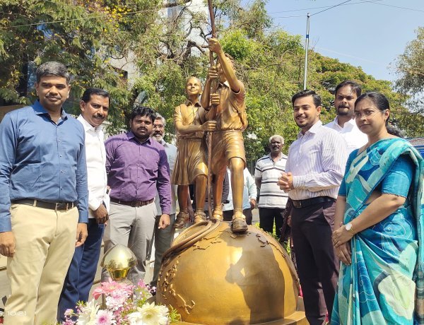 கோவை ரேஸ்கோர்ஸில் 'நிலவைத் தொடும்' (Dream Beyond) உத்வேகச் சிலை*கேம்ஃபோர்ட் சர்வதேச பள்ளி சார்பாக  அர்ப்பணிக்கப்பட்ட சிலையை மாவட்ட ஆட்சியர் திறந்து வைப்பு